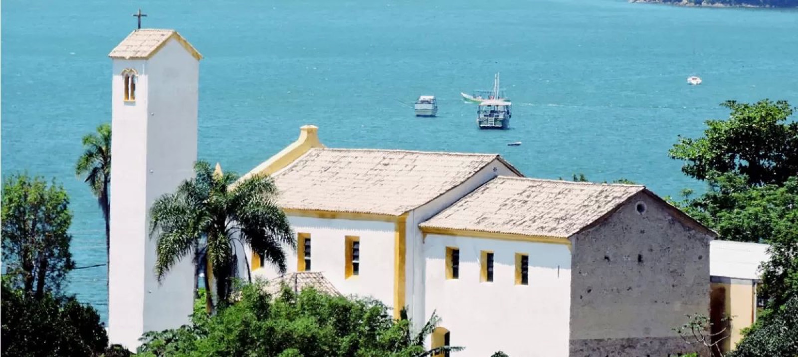 Igreja Matriz, de 1814, de frente pra baía